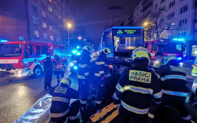 Střet tramvaje a osobního automobilu zastavil provoz na trati v Sokolovské ulici