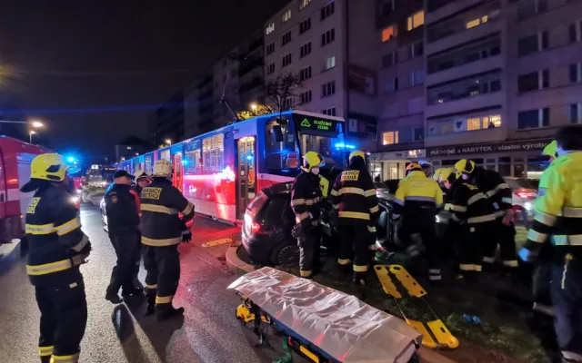 Střet tramvaje a osobního automobilu zastavil provoz na trati v Sokolovské ulici