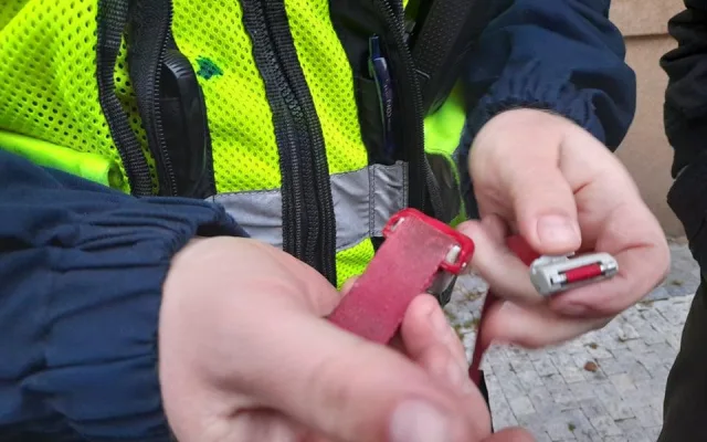 Pejskařka v nesnázích. Vodítko zasekunuté pod kapotou auta museli vyprostit strážníci