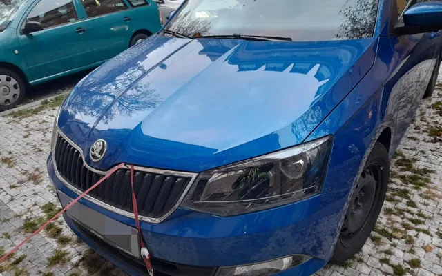 Pejskařka v nesnázích. Vodítko zasekunuté pod kapotou auta museli vyprostit strážníci