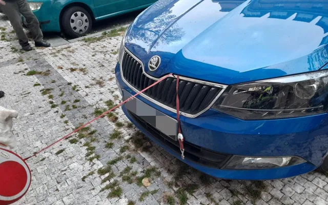 Pejskařka v nesnázích. Vodítko zasekunuté pod kapotou auta museli vyprostit strážníci