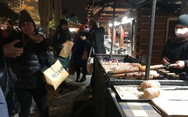 Vánoční trhy na Václaváku pokračují dál jako kulturní akce. Svařák se prodává za 75 korun