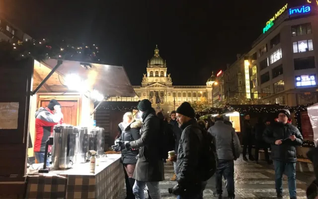 Vánoční trhy na Václaváku pokračují dál jako kulturní akce. Svařák se prodává za 75 korun