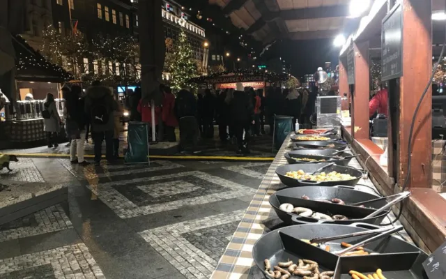 Vánoční trhy na Václaváku pokračují dál jako kulturní akce. Svařák se prodává za 75 korun