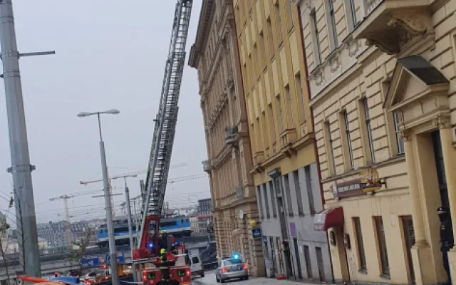 Prahu zasáhl silný vítr. Hasiči zasahovali u uvolněných plechů na střechách