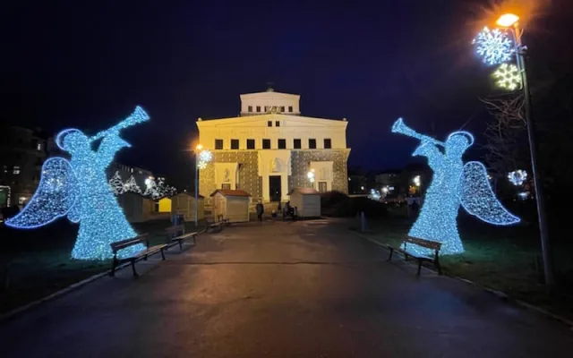 VÁNOCE NA TROJCE: Bruslení pod Žižkovskou věží, zvonohra a ozdoby ve tvaru loga