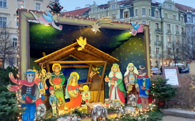 VÁNOCE NA TROJCE: Bruslení pod Žižkovskou věží, zvonohra a ozdoby ve tvaru loga