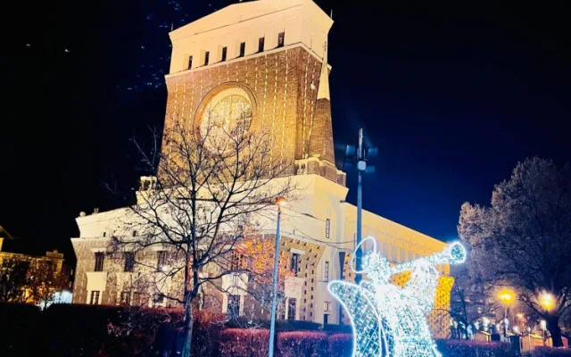 VÁNOCE NA TROJCE: Bruslení pod Žižkovskou věží, zvonohra a ozdoby ve tvaru loga