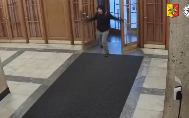 Muž si přišel vyřídit účty na ministerstvo s železnou tyčí v ruce. Pátrá po něm policie