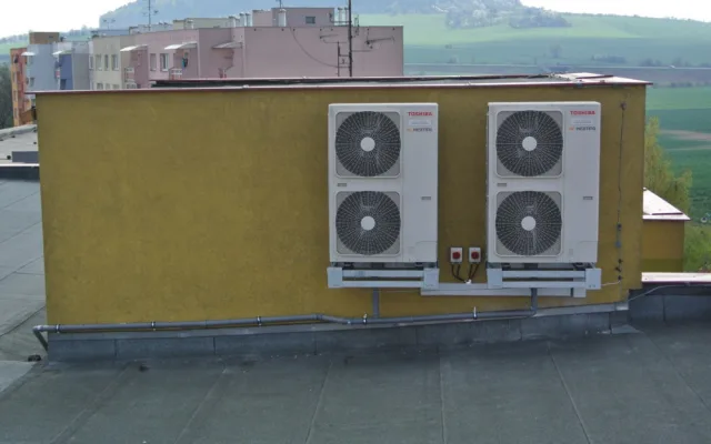 Energetický trh s prudkými výkyvy zasáhl i centrální vytápění v bytových domech. Co s tím? Hledejte nové zdroje