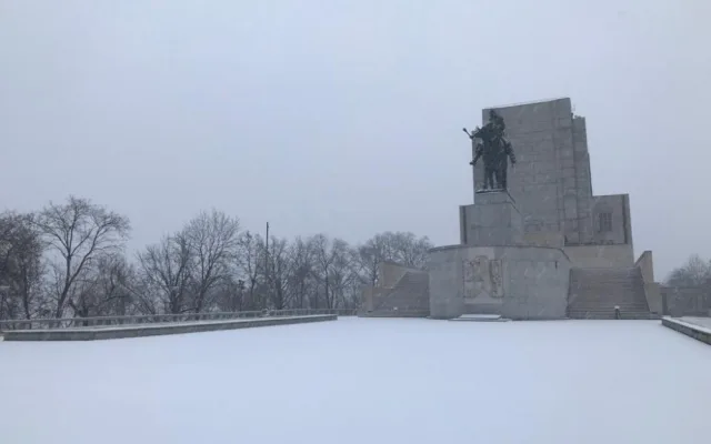 Praha se probudila do zasněženého rána. Milovníci běžkování vyrazili na cyklostezky