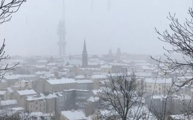 Praha se probudila do zasněženého rána. Milovníci běžkování vyrazili na cyklostezky