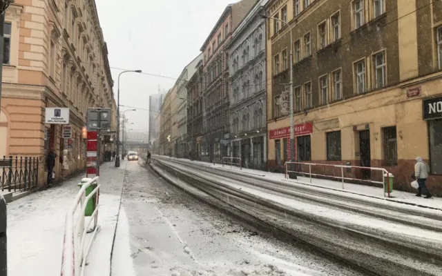 Praha se probudila do zasněženého rána. Milovníci běžkování vyrazili na cyklostezky