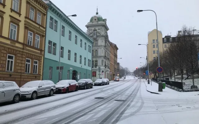 Praha se probudila do zasněženého rána. Milovníci běžkování vyrazili na cyklostezky