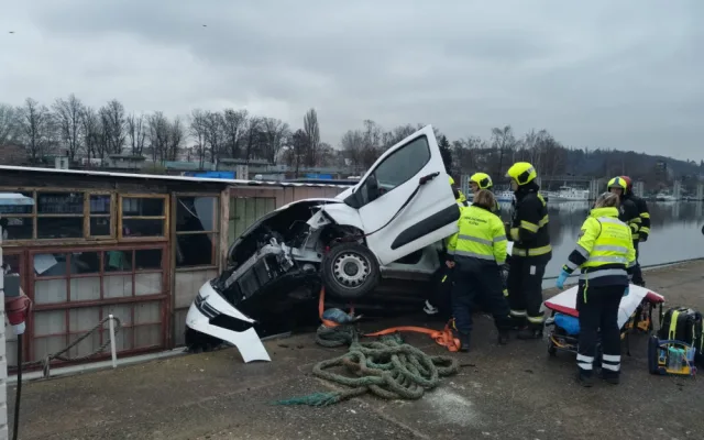 Auto sjelo ze silnice a skončilo na lodi ve Vltavě