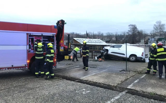 Auto sjelo ze silnice a skončilo na lodi ve Vltavě