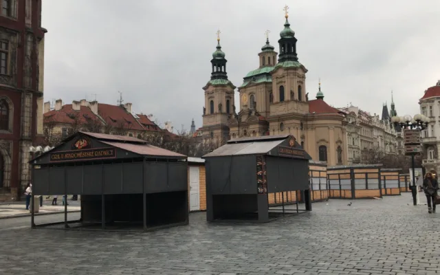 Provozovatelé odváží stánky ze Staromáku. Zoufalá situace, říkají
