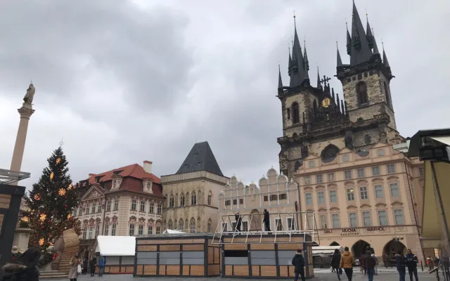 Provozovatelé odváží stánky ze Staromáku. Zoufalá situace, říkají