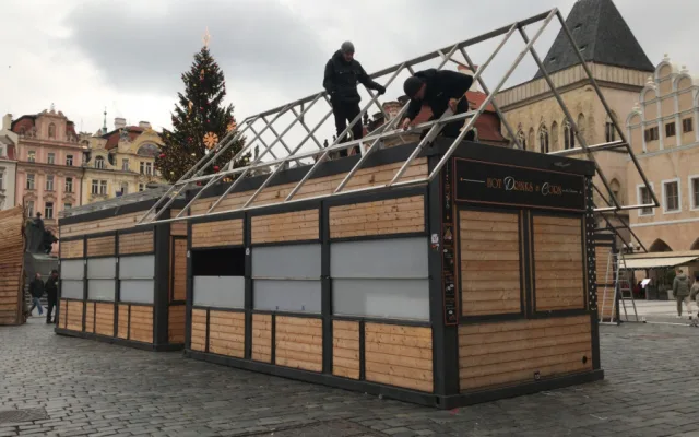 Provozovatelé odváží stánky ze Staromáku. Zoufalá situace, říkají