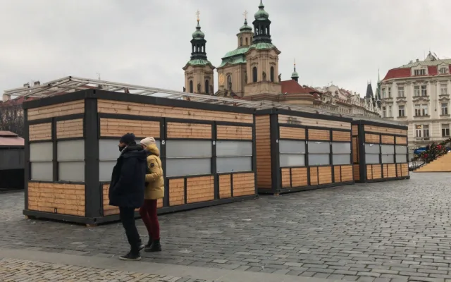 Provozovatelé odváží stánky ze Staromáku. Zoufalá situace, říkají