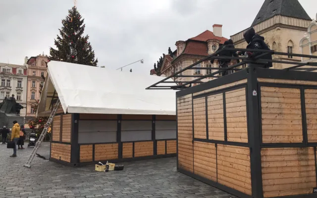 Provozovatelé odváží stánky ze Staromáku. Zoufalá situace, říkají