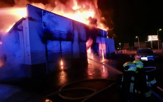 V Praze hořel autoservis. Rozsah škod i příčinu požáru vyšetřují policisté