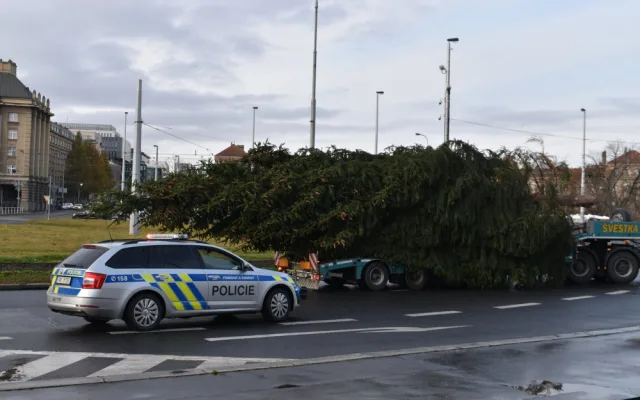 VÁNOCE NA ŠESTCE: Dejvice jsou letos bez svítícího jelena, trhy na Kulaťáku jedou dál