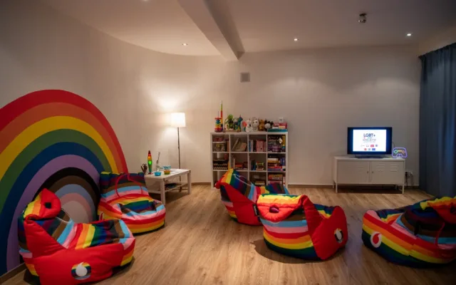 V Praze se otevřelo LGBT+ komunitní centrum. Lidé tu mohou být sami sebou, říkají iniciátoři