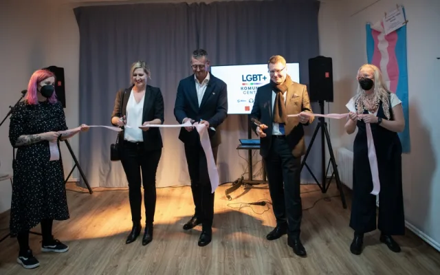 V Praze se otevřelo LGBT+ komunitní centrum. Lidé tu mohou být sami sebou, říkají iniciátoři