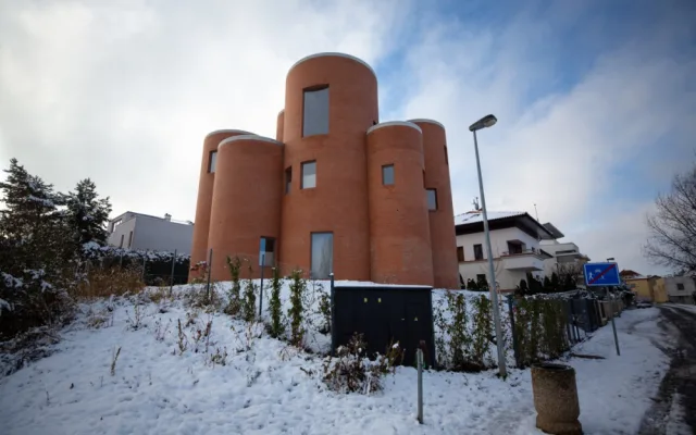Takešiho hrad je hotový. Dům Tomia Okamury vzbuzuje emoce mezi sousedy i architekty