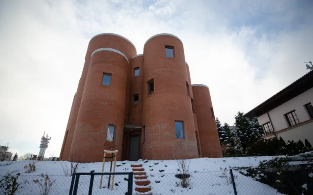 Takešiho hrad je hotový. Dům Tomia Okamury vzbuzuje emoce mezi sousedy i architekty
