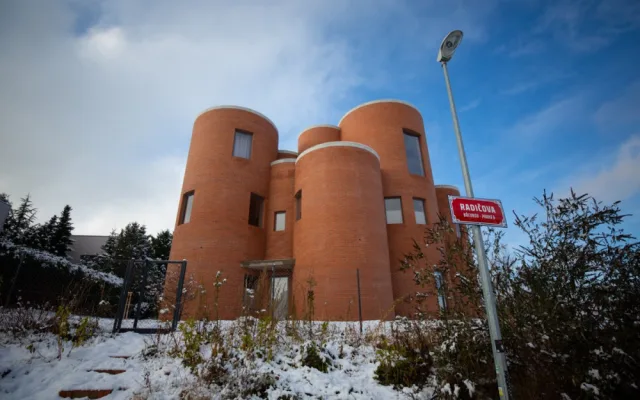 Takešiho hrad je hotový. Dům Tomia Okamury vzbuzuje emoce mezi sousedy i architekty