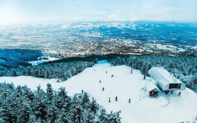Ještěd Ski Opening proběhne již tento víkend. Celodenní ježdění včetně večerka bude stát 590 korun