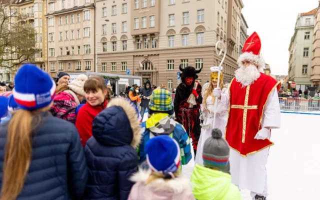 VÁNOCE NA PĚTCE: Stromy po celé městské části, Mikuláš na ledě a prodej kaprů