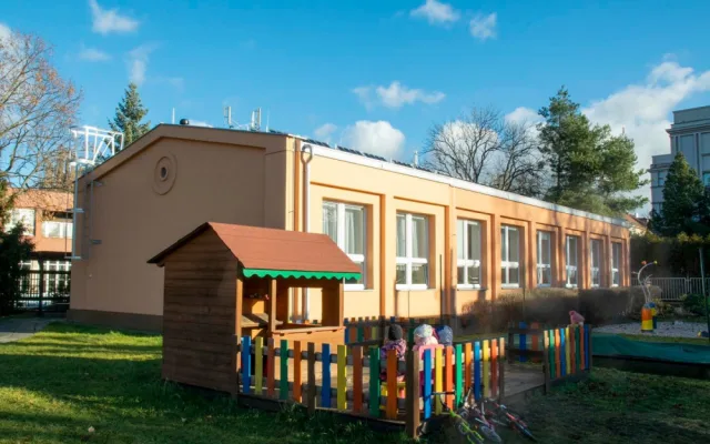 Školka U Vršovického nádraží je opravená. Má nové přístavby i keramickou pec