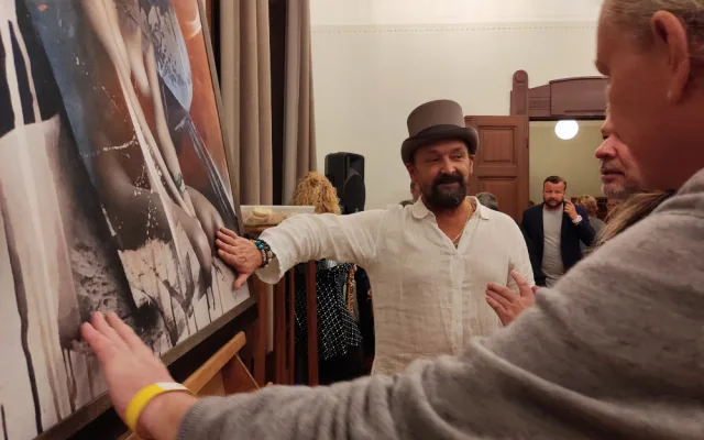 FOTO: V Obecním domě vystavuje umělec obrazy z mobilu. Na vernisáži zahrál Felix Slováček