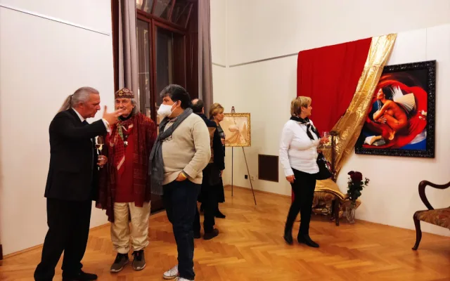 FOTO: V Obecním domě vystavuje umělec obrazy z mobilu. Na vernisáži zahrál Felix Slováček