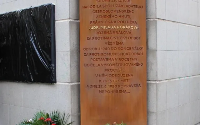 Praha 2 slavnostně odhalila pamětní desku Horákové. Popravená právnička na Dvojce žila i studovala