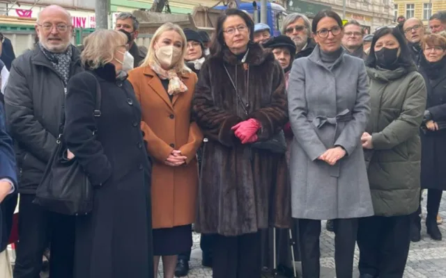 Praha 2 slavnostně odhalila pamětní desku Horákové. Popravená právnička na Dvojce žila i studovala