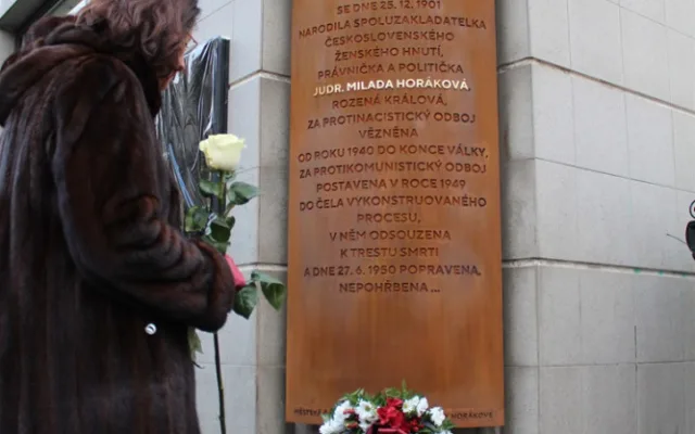 Praha 2 slavnostně odhalila pamětní desku Horákové. Popravená právnička na Dvojce žila i studovala