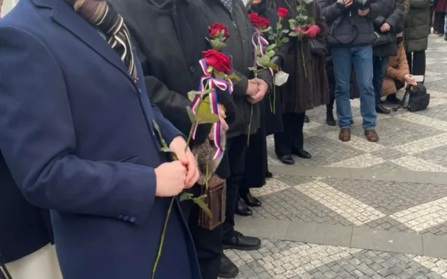 Praha 2 slavnostně odhalila pamětní desku Horákové. Popravená právnička na Dvojce žila i studovala