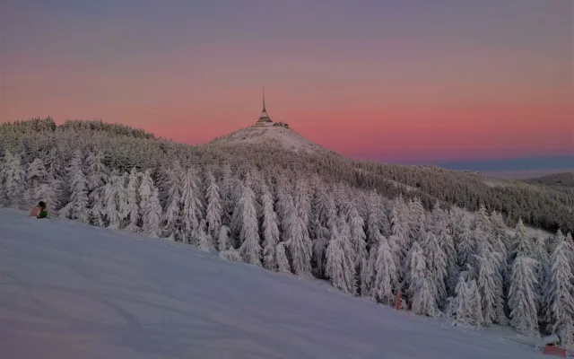 Prázdná sjezdovka, ranní manšestr a snídaně pod můstky. Otestovali jsme Fresh Track na Ještědu
