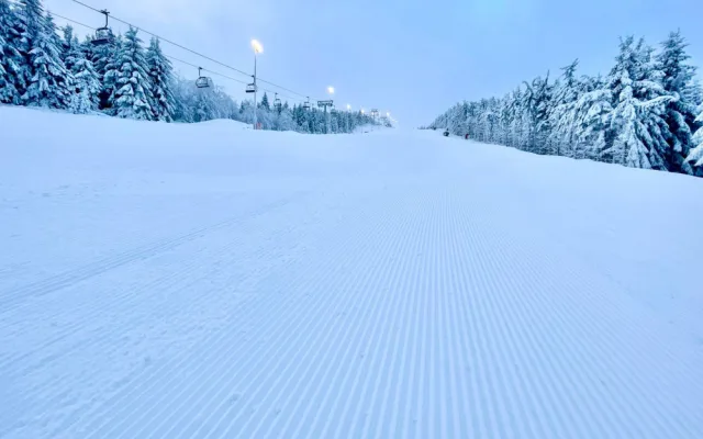 Prázdná sjezdovka, ranní manšestr a snídaně pod můstky. Otestovali jsme Fresh Track na Ještědu