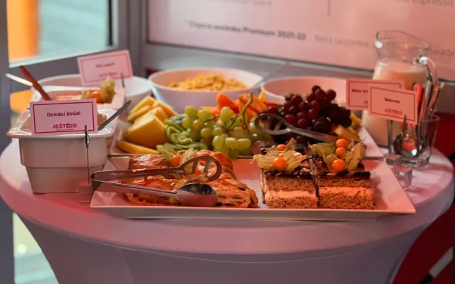 Prázdná sjezdovka, ranní manšestr a snídaně pod můstky. Otestovali jsme Fresh Track na Ještědu
