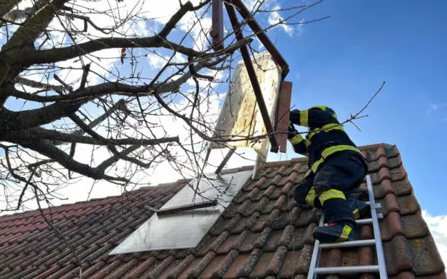 Silný vítr lámal stromy a komplikoval dopravu. Hasiči v Praze měli přes sto zásahů