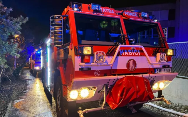 V Praze hořela chata. Hasiči v požářišti našli mrtvého psa