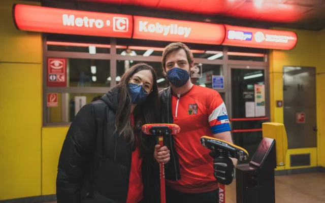 V pražském metru se proháněli hokejisté i skokan na lyžích. Podporovali naše olympioniky