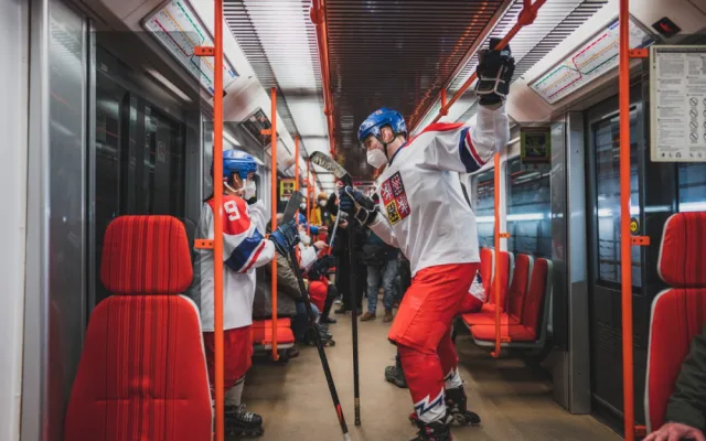 V pražském metru se proháněli hokejisté i skokan na lyžích. Podporovali naše olympioniky
