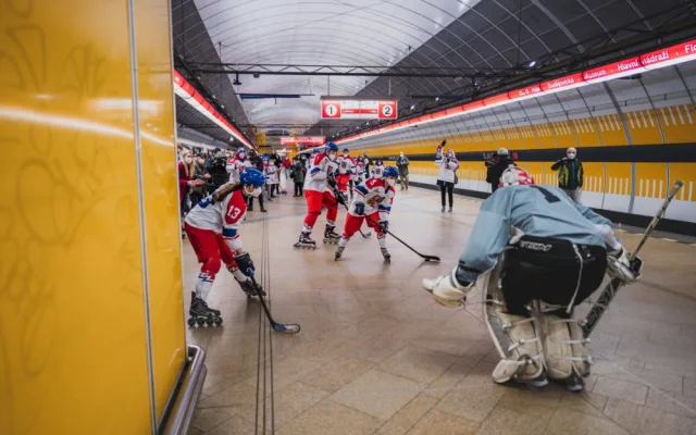 V pražském metru se proháněli hokejisté i skokan na lyžích. Podporovali naše olympioniky
