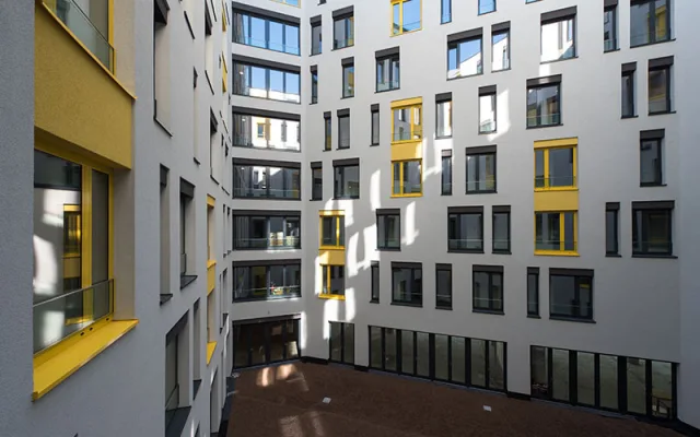 Nejzajímavější moderní stavby Prahy: Domu Harfa Design Residence s prémiovými byty dominují žluté rámy